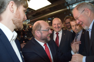 Martin spaßt mit dem SPD-Ehrenvorsitzenden Walter Kolbow