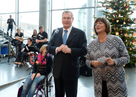 Vizepräsident Johannes Singhammer und Ulla Schmidt, Präsidentin der Lebenshilfe, bei der Übergabe des Christbaumschmucks