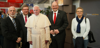 Gruppenbild mit Papst am Stand der Diözese Würzburg