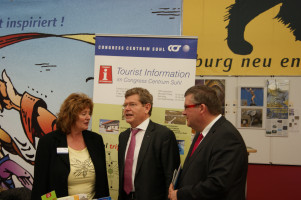 Georg Rosenthal und Volkmar Halbleib am Stand der Städtepartnerschaft Würzburg-Suhl - passend am 25. Jahrestag der Deutschen Einheit!