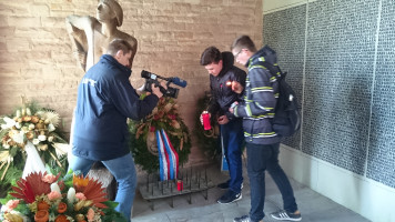 Schüler zündeten zum gedenken eine Kerze an