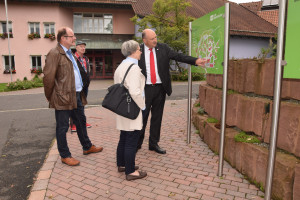 Mit Gabriele Lösekrug-Möller vor dem Dorfplan.