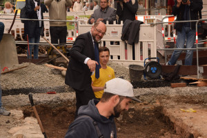 Spontan steigt Martin in die Baugrube in der Eichhornstraße.