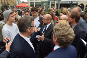 Viele junge Menschen sind gekommen, um mit Martin Schulz ins Gespräch zu kommen. Auch für Selfies und Autogramme stand er gerne zur Verfügung.