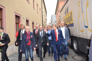 Auf dem Weg zur alten Mainbrücke werden Martin Würzburgs Sehenswürdigkeiten gezeigt und erklärt.