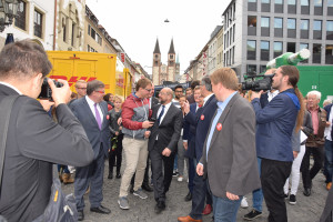 Im Gespräch mit einem jungen Mann. Auch er bekam natürlich sein Selfie mit Martin.