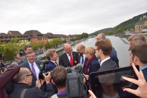 Von Journalisten umzingelt auf der alten Mainbrücke.