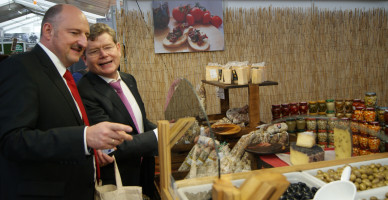 ... und am italienischen Feinkoststand mit Georg Rosenthal tauschten wir Geld gegen Oliven und Salami.