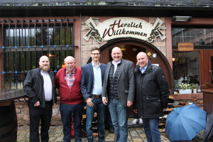 Zusammen mit Michael Gerdes (rechts) vor dem Eingang des Braustübls