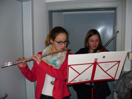 Antonia und Pauline untermalten die Erföffnung musikalisch.