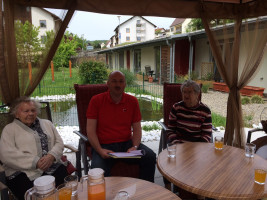 Und nach dem Essen: Singen und Gedächtnistraining im Garten.