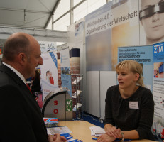 Fachgespräch am Stand des Technologie- und Gründerzentrums Würzburg.