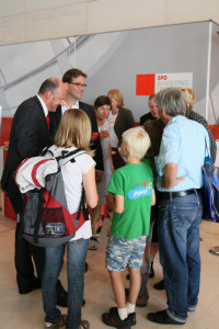 Florian Pronold und ich im Gespräch mit jungen Besuchern