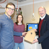 Kreative Ideen für den Sinngrund (von links): Sebastian Schneider, Romy Engel und Bernd Rützel, mit dem Entwurf für eine originelle Geschenkverpackung – die Sinngrundkiste.