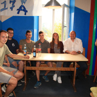 Zu Besuch bei der Adelsberger Jugend mit dem Vorsitzenden Moritz Schmitt (links) und seiner Stellvertreterin Eva-Maria Michler (dahinter)