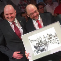 Übergabe des Geschenks an Martin