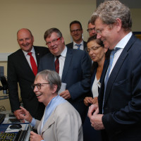 Staatssekretärin Lösekrug-Möller (sitzend) testete im BFW die Lesefunktion für blinde und sehbehinderte Menschen am Computer.