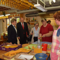 Mit Georg Rosenthal und Gabriele Lösekrug-Möller bestaune ich die Arbeit in der Kerzenwerkstatt.