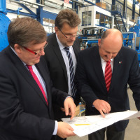 Foto (v.l.n.r.): Volkmar Halbleib, MdL, Robert Krämer, technischer Leiter der Kinkele GmbH, Bernd Rützel, MdB