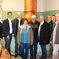In der Frammersbacher Waldschlossbrauerei ist das Bierbrauen noch echtes Handwerk. Davon überzeugte uns Braumeister Klaus Schwarzkopf (rechts) am Schaltpult im Sudhaus