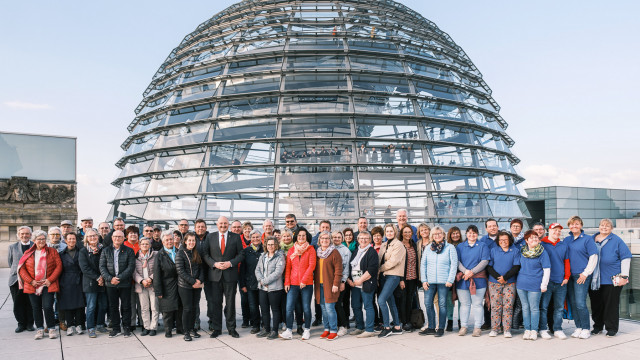 Bernd Rützel mit Gästen vor der Reichstagskuppel